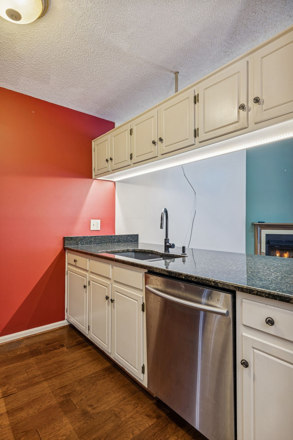 357 Yorkshire Circle Nashville, TN 37211 - Photo 21 of 44 a kitchen with granite countertop a sink and cabinets