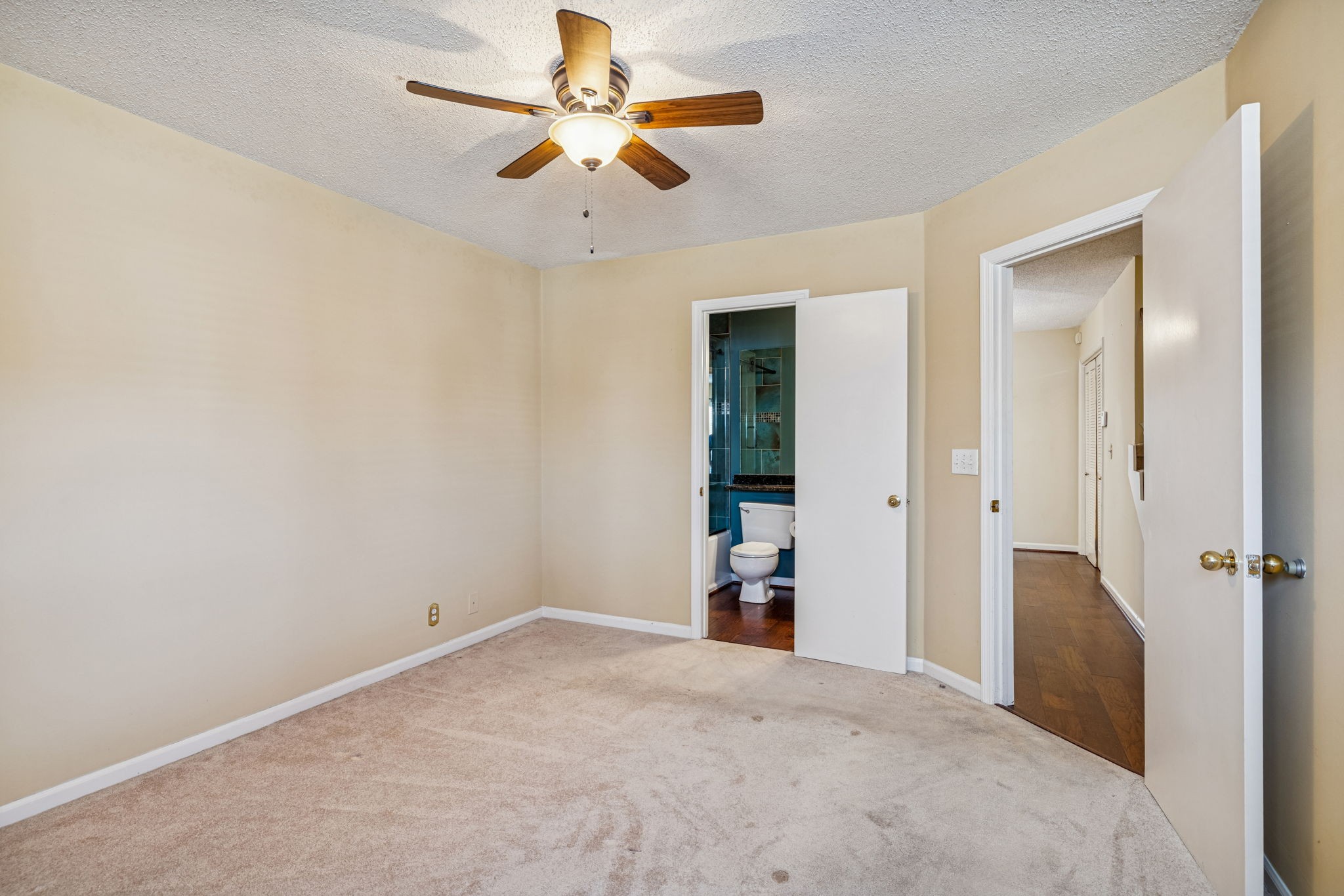 357 Yorkshire Circle Nashville, TN 37211 - Photo 31 of 44 an empty room with closet and a chandelier fan