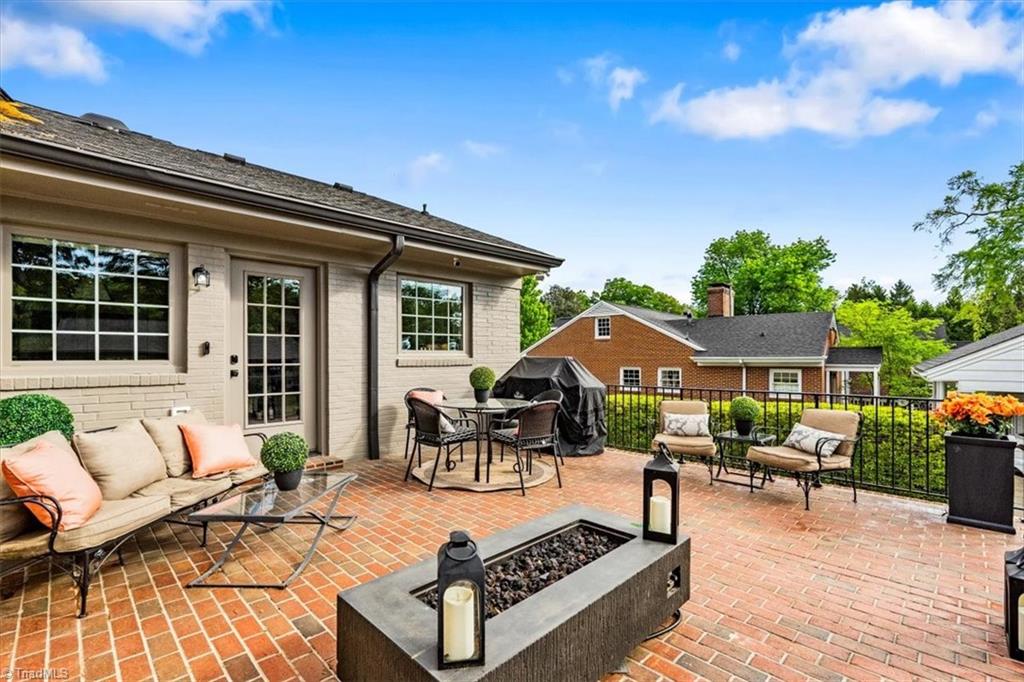 1902 Pembroke Road Greensboro, NC 27408 - Photo 3 of 32