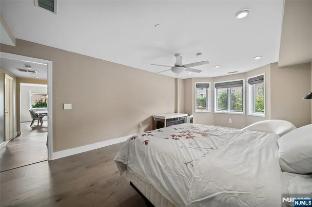 $738,000 | 304 Penn Court, Edgewater, NJ 07020