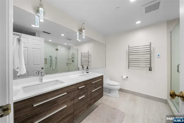 $738,000 | 304 Penn Court, Edgewater, NJ 07020