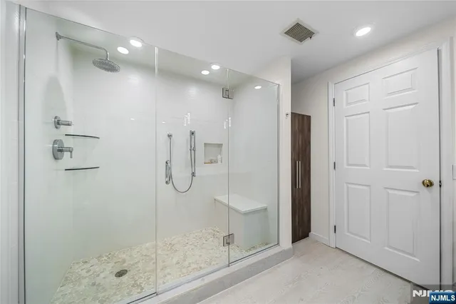 $738,000 | 304 Penn Court, Edgewater, NJ 07020