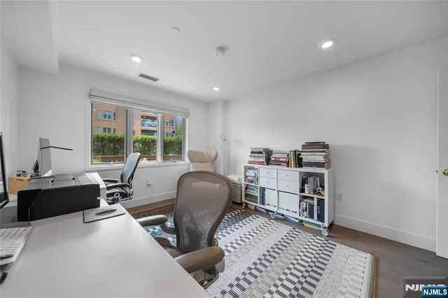 $738,000 | 304 Penn Court, Edgewater, NJ 07020