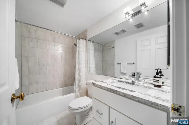 $738,000 | 304 Penn Court, Edgewater, NJ 07020