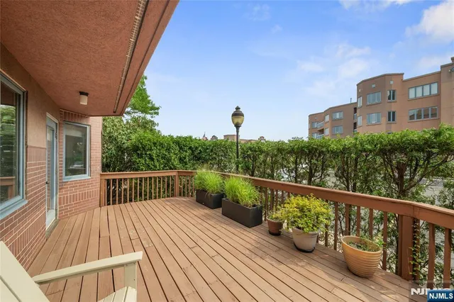 $738,000 | 304 Penn Court, Edgewater, NJ 07020