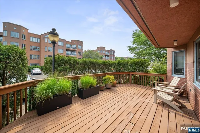 $738,000 | 304 Penn Court, Edgewater, NJ 07020