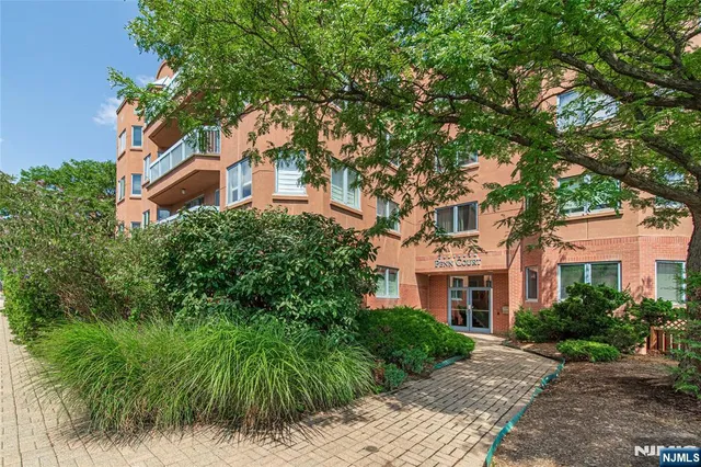 $738,000 | 304 Penn Court, Edgewater, NJ 07020