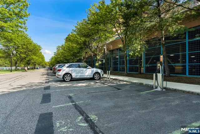 $738,000 | 304 Penn Court, Edgewater, NJ 07020