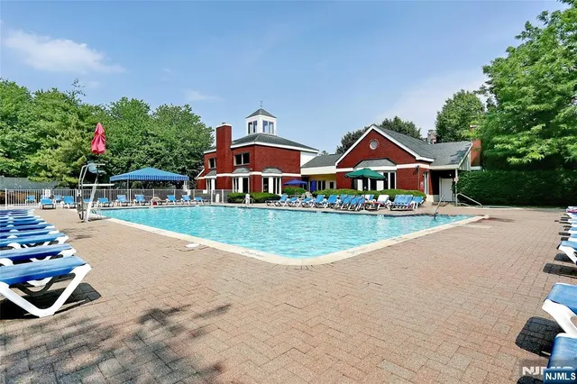 $738,000 | 304 Penn Court, Edgewater, NJ 07020