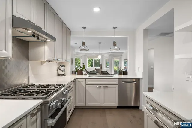 $738,000 | 304 Penn Court, Edgewater, NJ 07020