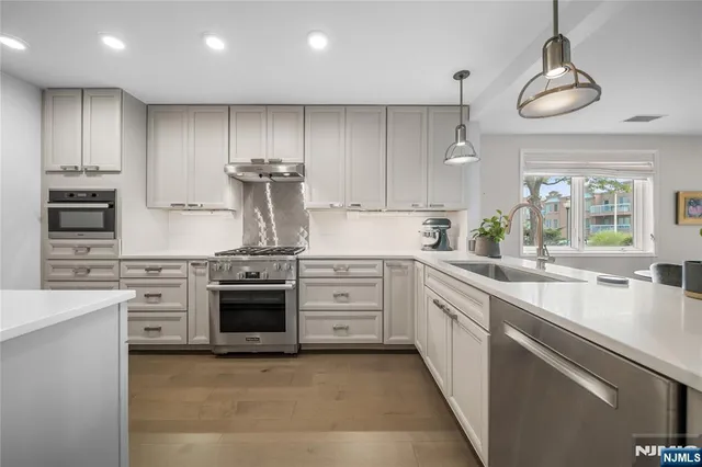 $738,000 | 304 Penn Court, Edgewater, NJ 07020