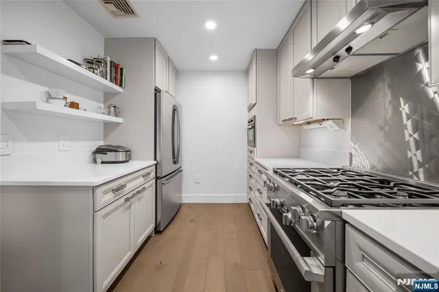 $738,000 | 304 Penn Court, Edgewater, NJ 07020