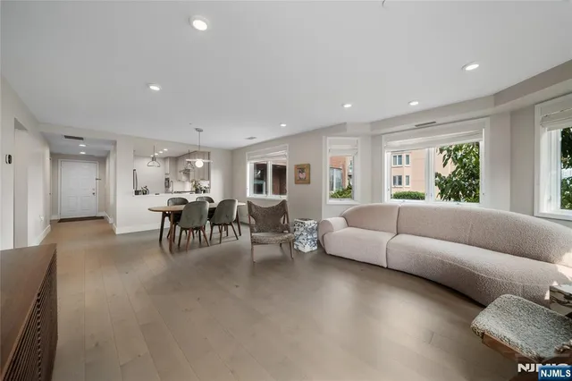 $738,000 | 304 Penn Court, Edgewater, NJ 07020