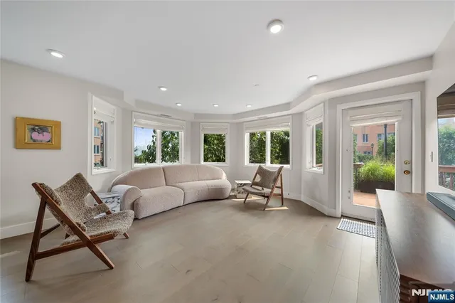 $738,000 | 304 Penn Court, Edgewater, NJ 07020