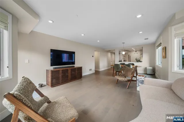 $738,000 | 304 Penn Court, Edgewater, NJ 07020