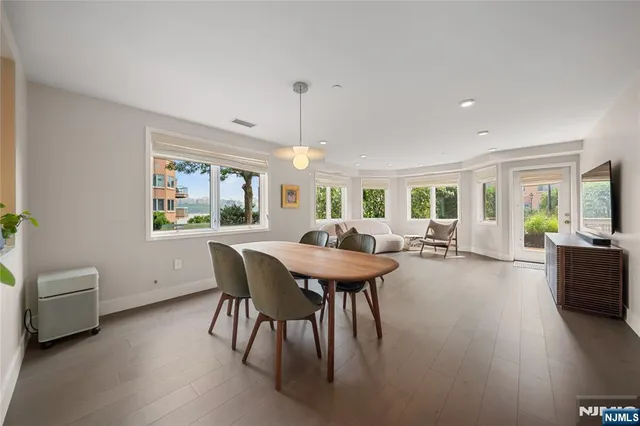 $738,000 | 304 Penn Court, Edgewater, NJ 07020