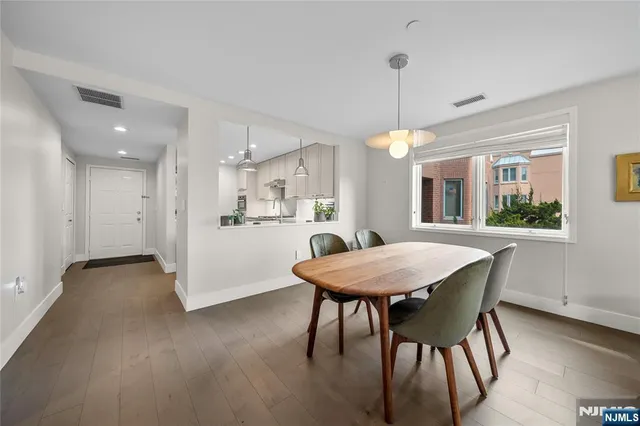 $738,000 | 304 Penn Court, Edgewater, NJ 07020