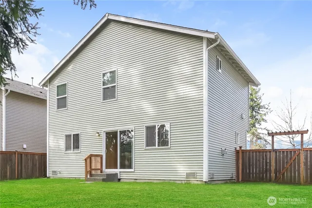 a view of a house with backyard