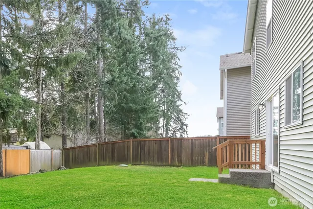 a view of a back yard