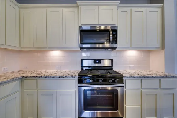 $2,500 | 13800 Lyndhurst Street, Unit 296, Austin, TX 78717