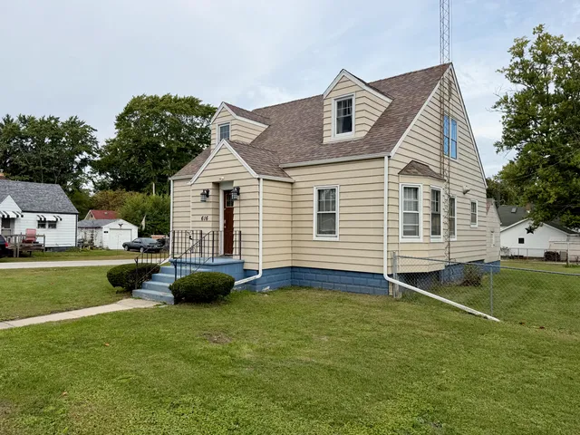 a view of a house with a backyard
