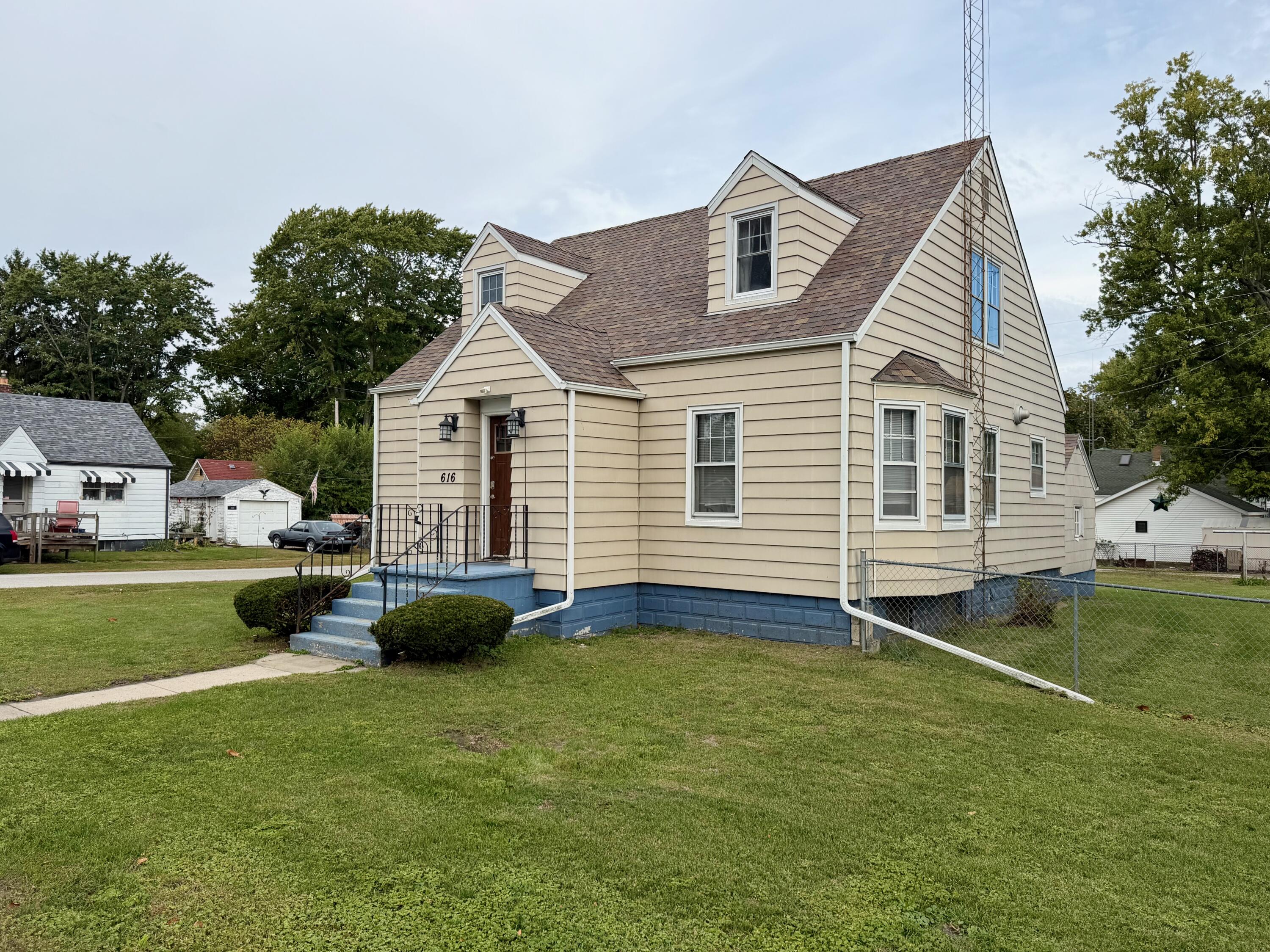 a view of a house with a backyard
