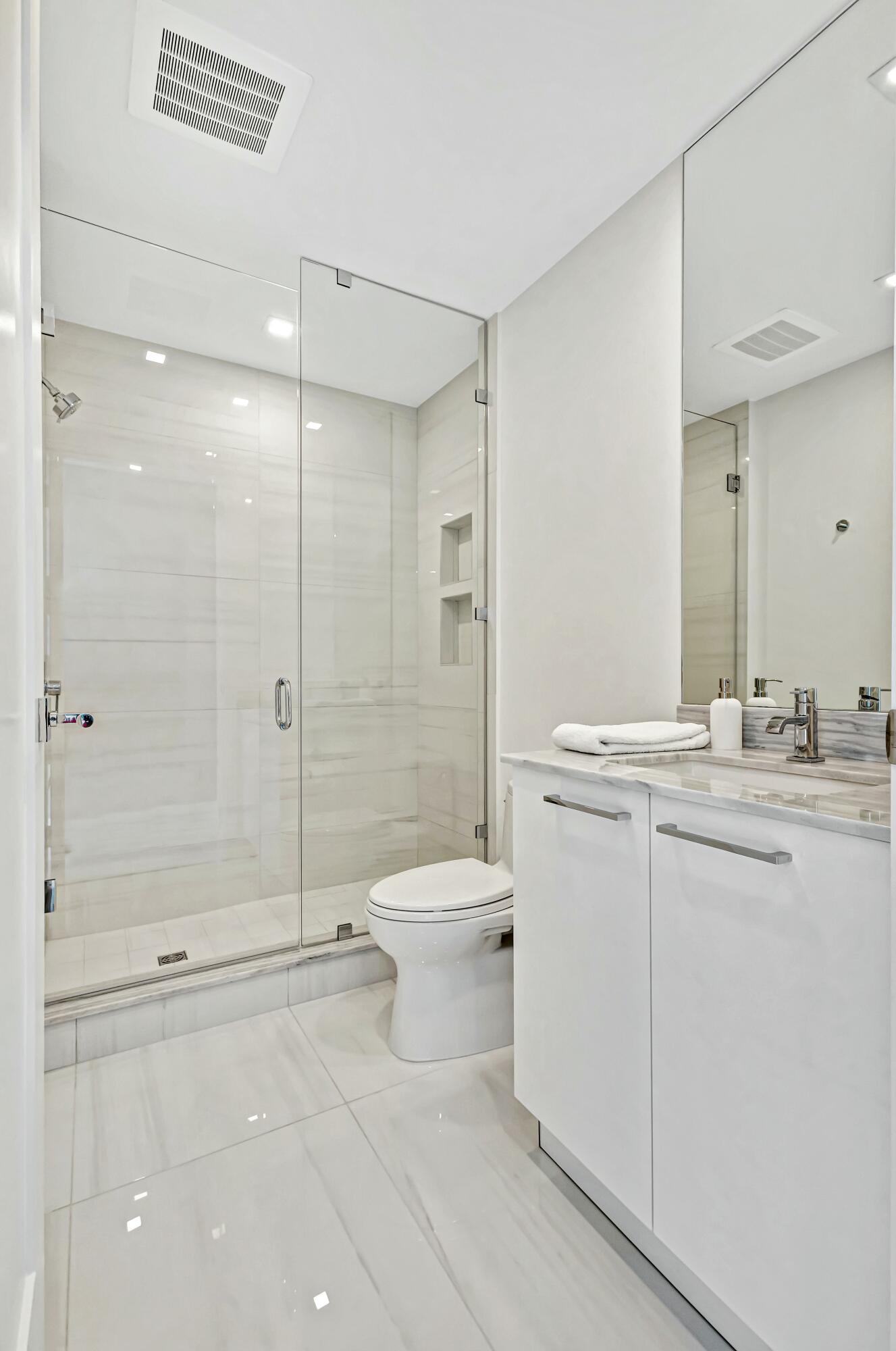 5000 North Ocean Drive, Unit 803 Riviera Beach, FL 33404 - Photo 33 of 62 Guest Bathroom off family room