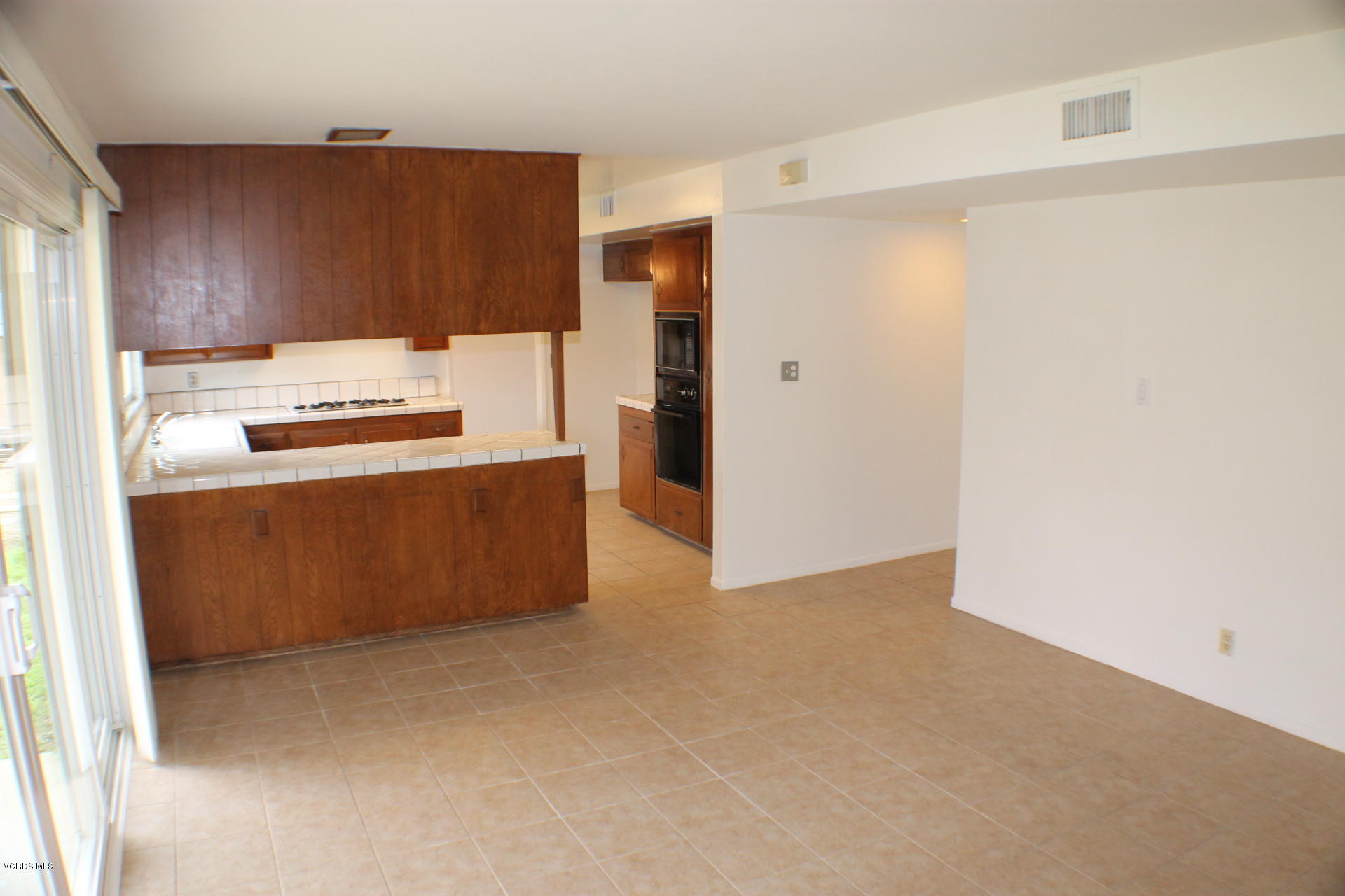 2050 Finch Court Simi Valley, CA 93063 - Photo 7 of 28 IMG_0681
