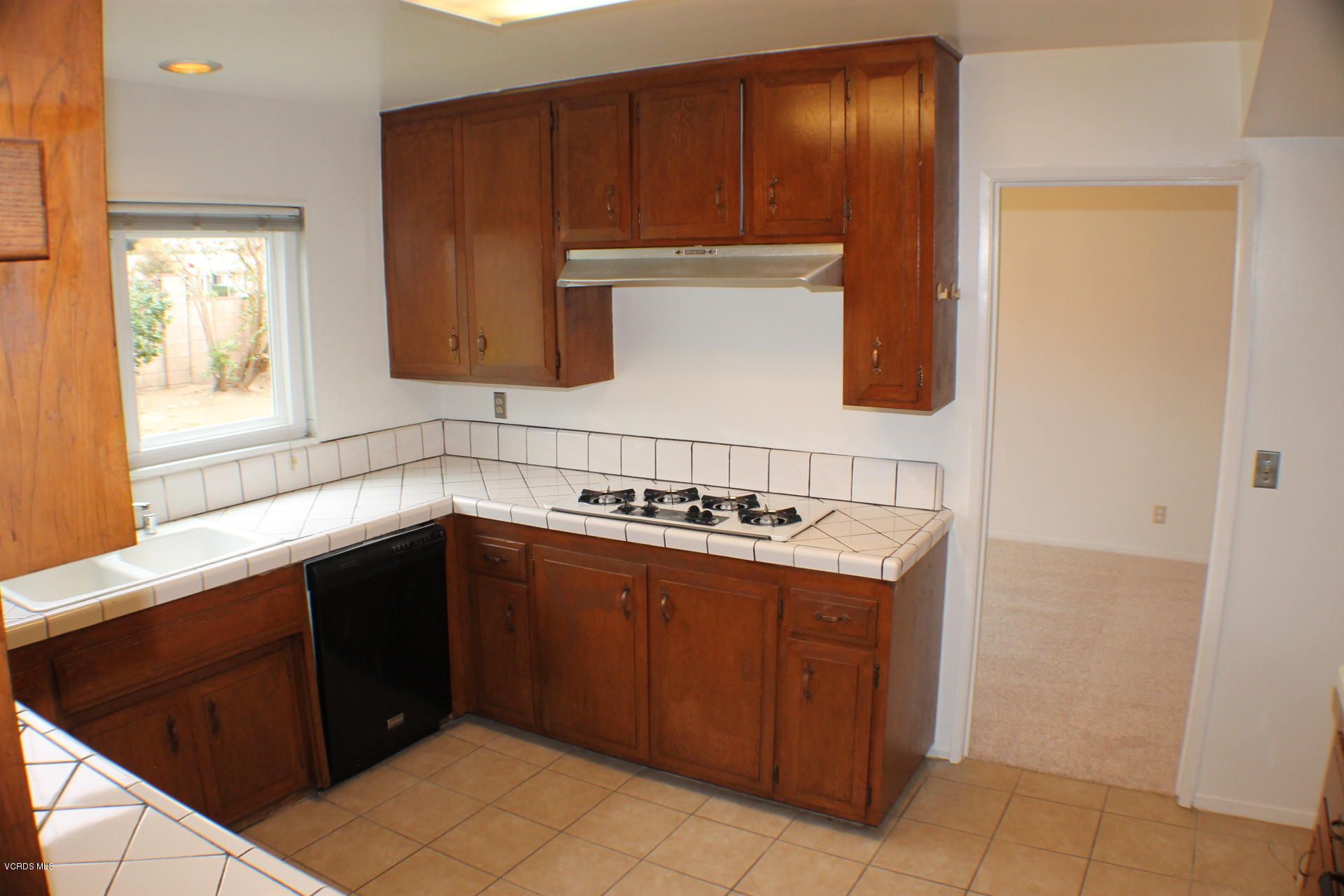 2050 Finch Court Simi Valley, CA 93063 - Photo 9 of 28 IMG_0684
