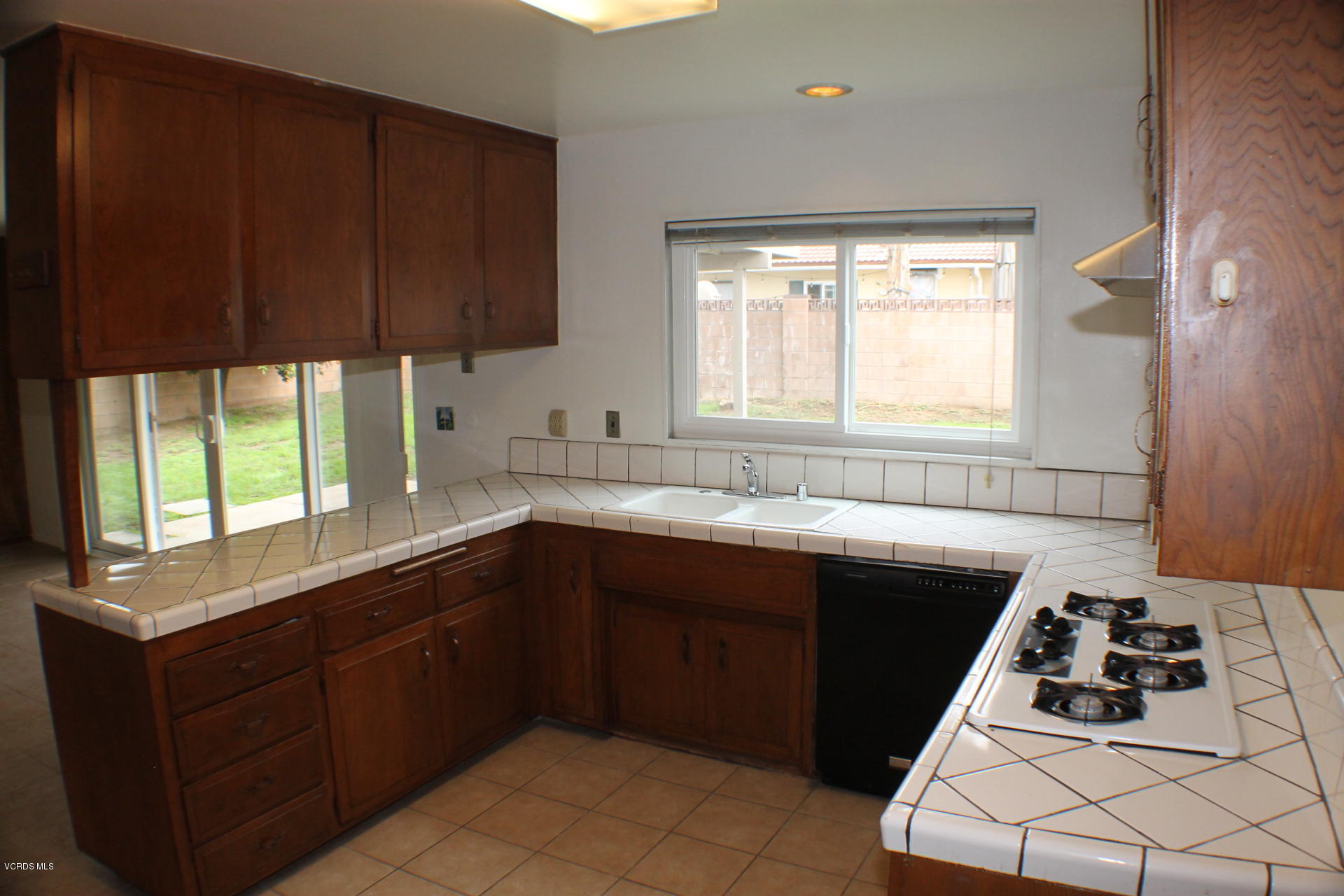 2050 Finch Court Simi Valley, CA 93063 - Photo 10 of 28 IMG_0685