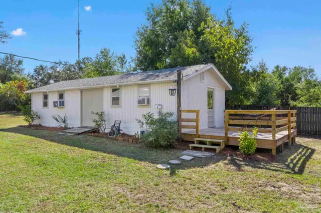 a view of backyard with house and garden