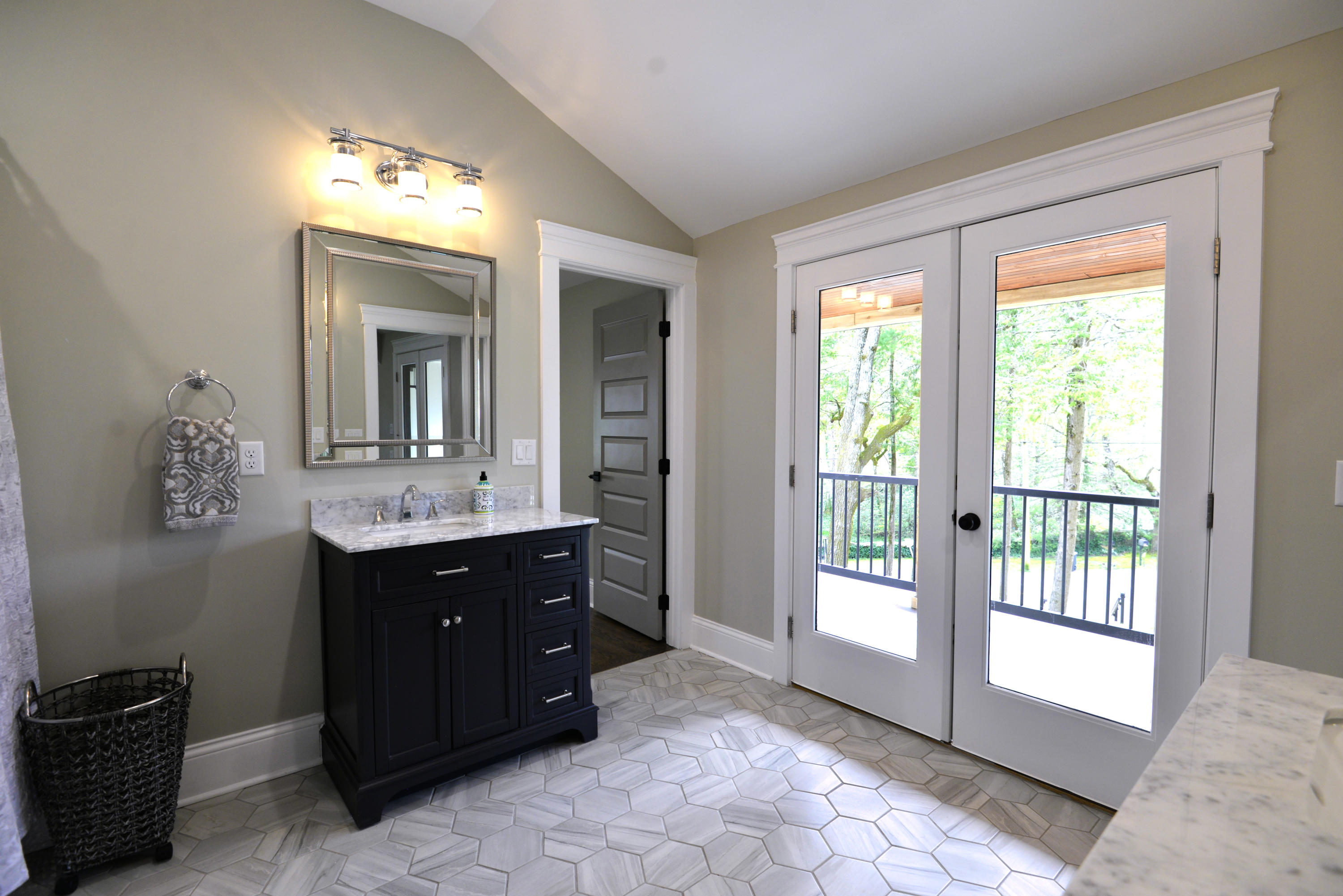 211 West Brow Road Lookout Mountain, TN 37350 - Photo 43 of 74 Shared bath view 3