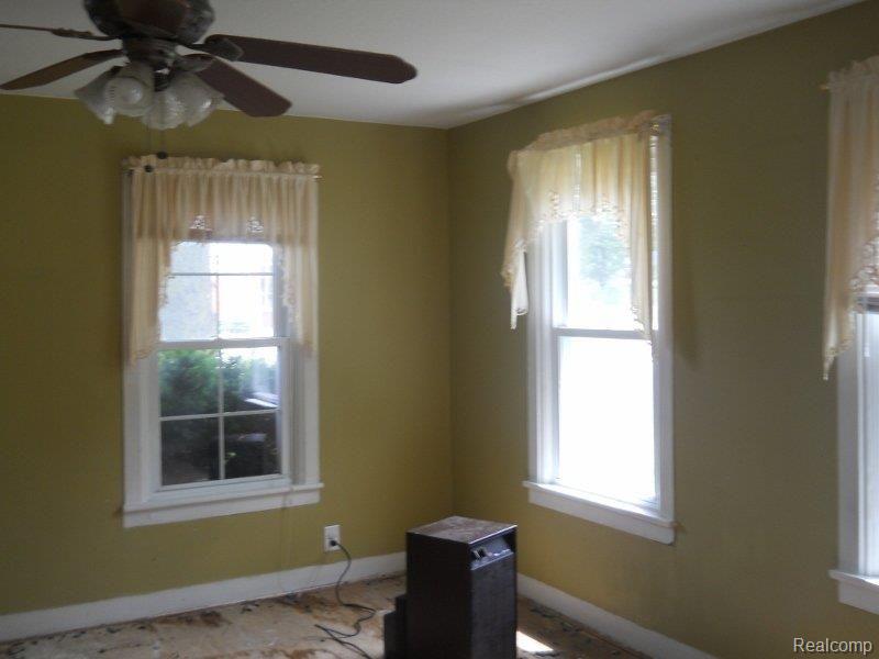 773 Capac Road Allenton, MI 48002 - Photo 7 of 12 living room (800x600).jpg