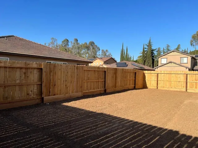 a view of a backyard