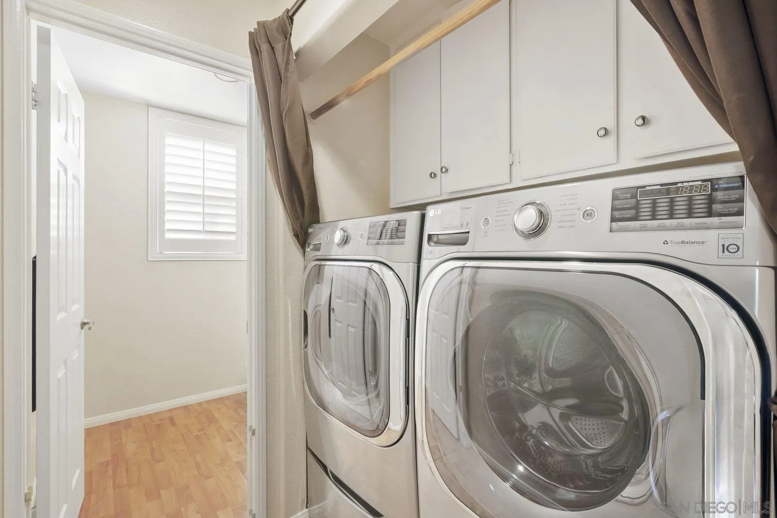 1385 Sunhaven Road Alpine, CA 91901 - Photo 20 of 32 a utility room with dryer and washer