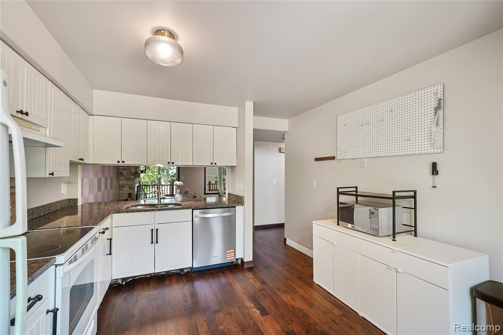 826 Seville Row Detroit, MI 48202 - Photo 17 of 44 Gallery Image 17