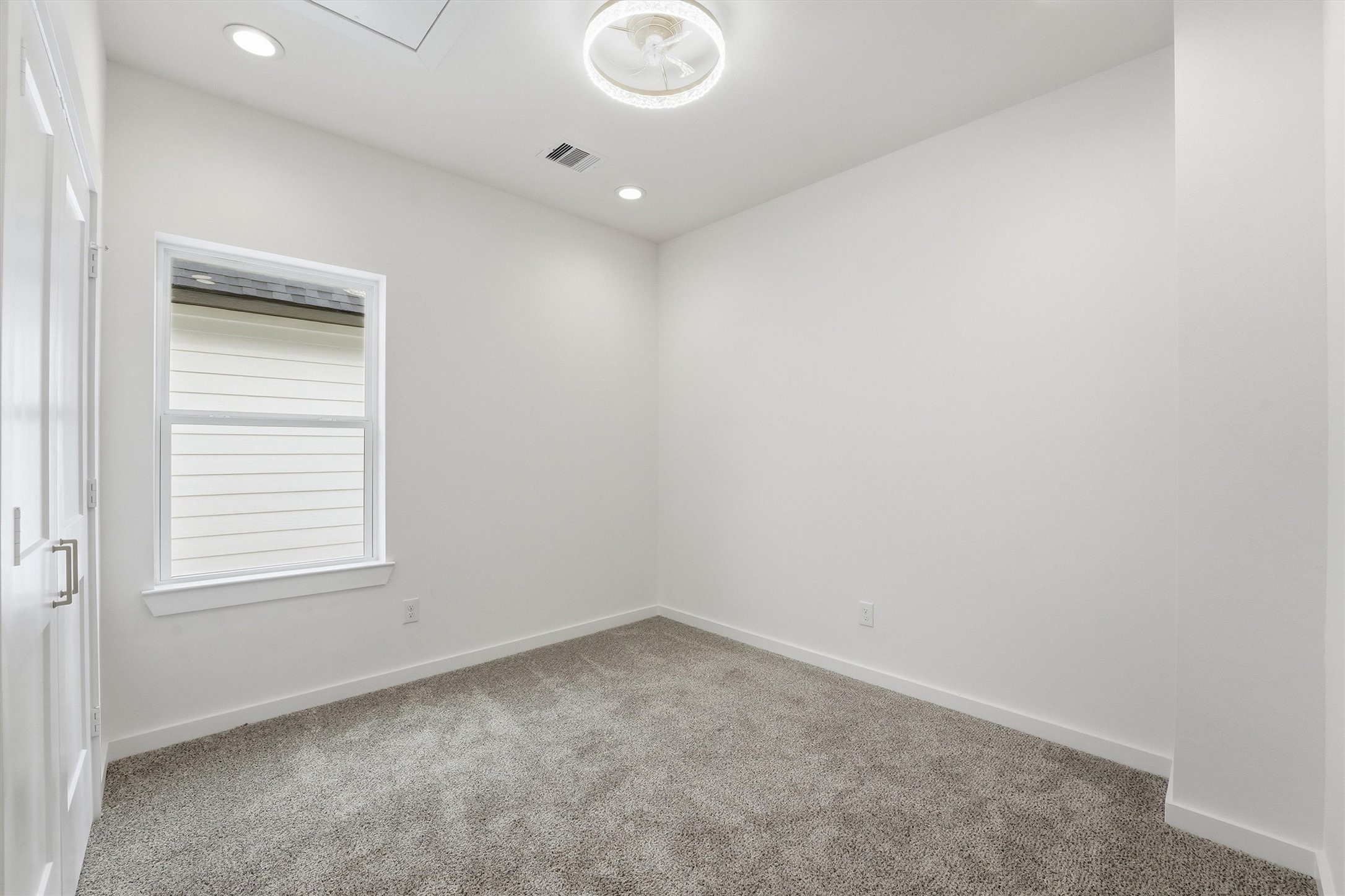 528 North 4th Street La Porte, TX 77571 - Photo 23 of 27 an empty room with a window
