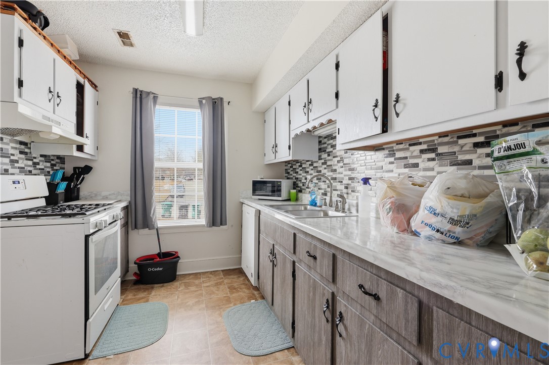 161 Lakeview Park Road Colonial Heights, VA 23834 - Photo 5 of 20 a kitchen with stainless steel appliances granite countertop a stove and a sink
