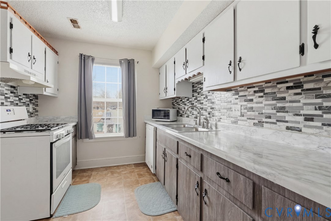 161 Lakeview Park Road Colonial Heights, VA 23834 - Photo 6 of 20 a kitchen with stainless steel appliances granite countertop a sink stove and cabinets