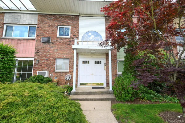 $399,000 | 271 North Newbridge Road, Unit 2C, Levittown, NY 11756