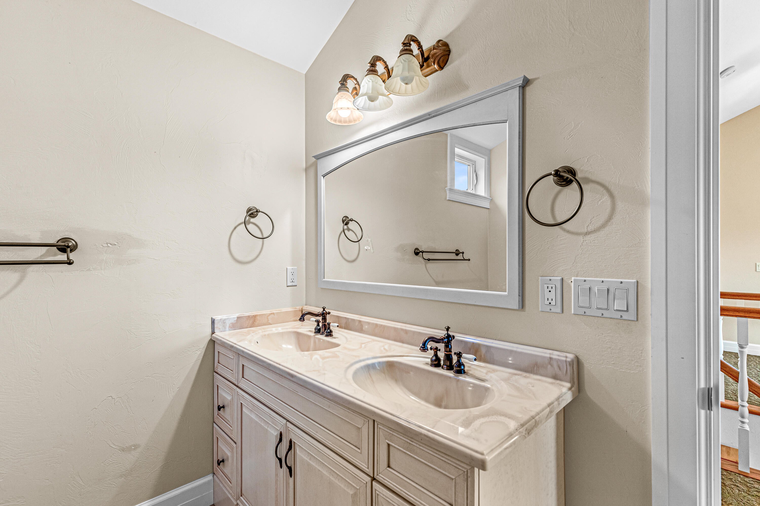 1820 Dry Creek Road Eagle Point, OR 97524 - Photo 31 of 64 Upstairs Guest Bath