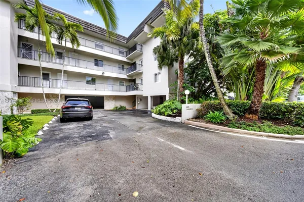 $4,000 | 6815 Edgewater Drive, Unit 108, Coral Gables, FL 33133