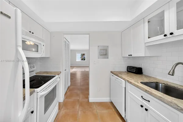 $4,000 | 6815 Edgewater Drive, Unit 108, Coral Gables, FL 33133