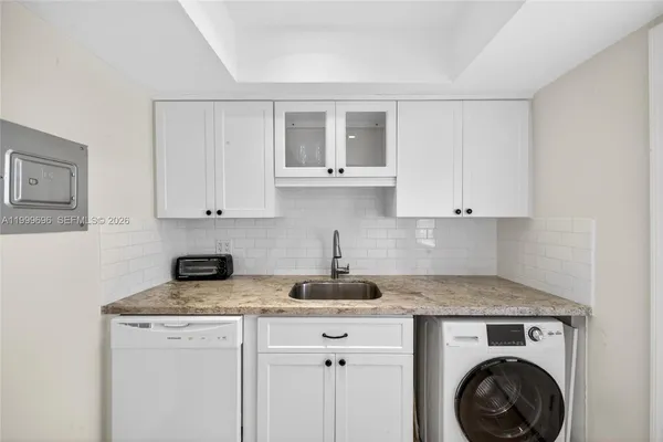 $4,000 | 6815 Edgewater Drive, Unit 108, Coral Gables, FL 33133