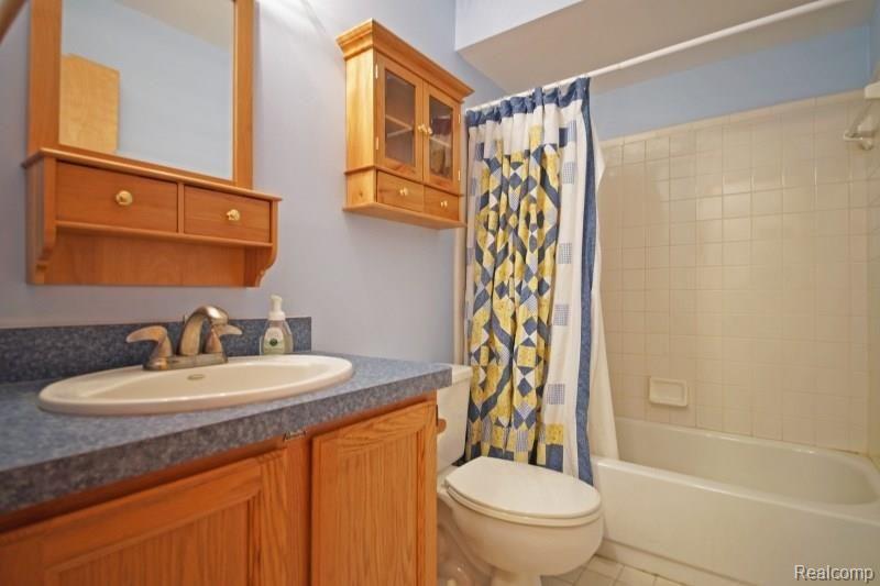 3120 Smugglers Ridge Walled Lake, MI 48390 - Photo 13 of 22 Bathroom