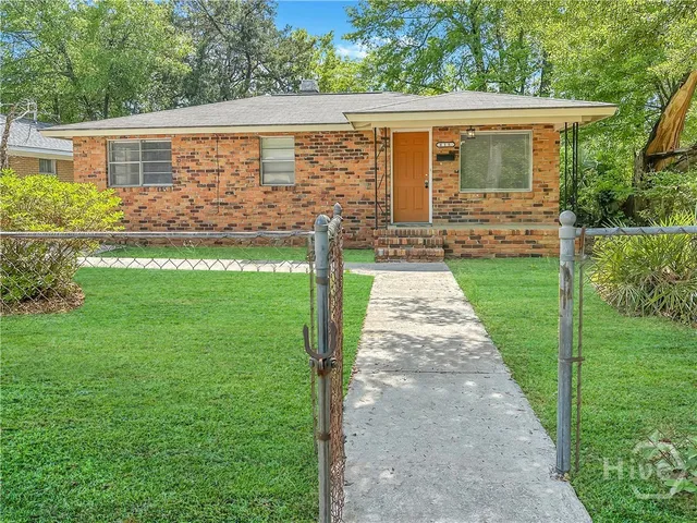 $1,800 | 815 East Waldburg Street, Savannah, GA 31401