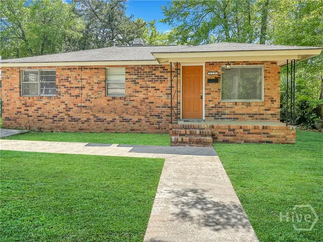 $1,800 | 815 East Waldburg Street, Savannah, GA 31401