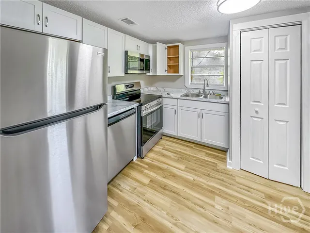 $1,800 | 815 East Waldburg Street, Savannah, GA 31401