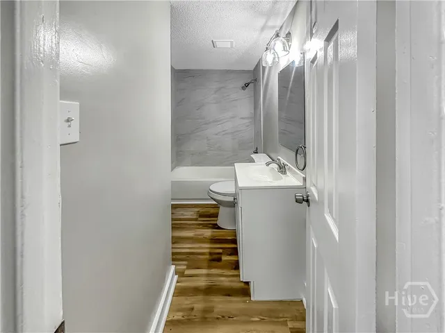 $1,800 | 815 East Waldburg Street, Savannah, GA 31401