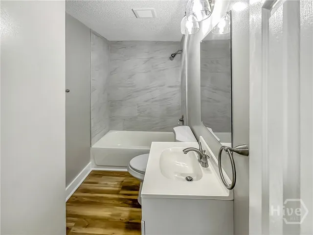 $1,800 | 815 East Waldburg Street, Savannah, GA 31401